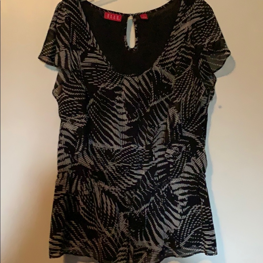 🛍💗Pretty Elle blouse size large